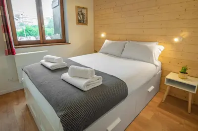 a bedroom with a bed with towels on it at Sapi Cocon 4pax Centre Jardin Remontees TV Wifi in Chamonix-Mont-Blanc