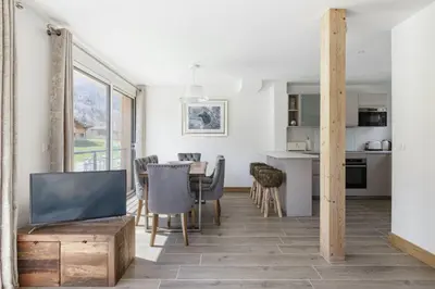 a kitchen and dining room with a table and chairs at Levant Chalet Moderne 6pax Vues Terrasses Confort in Chamonix-Mont-Blanc
