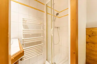 a bathroom with a shower and a sink at Etoile Cosy Balcon Vue Montagne Proche Centre in Chamonix-Mont-Blanc