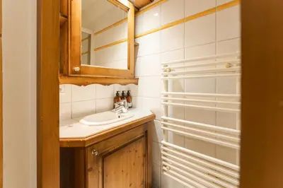a bathroom with a sink and a mirror at Etoile Cosy Balcon Vue Montagne Proche Centre in Chamonix-Mont-Blanc