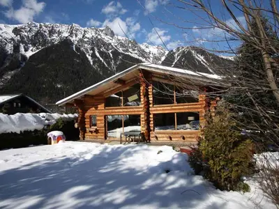 a log cabin in the snow with a mountain at Holiday Home für 10 Personen in Chaonix-Mont-Blanc- Französische Alpen - Savoyer Alpen by Interhome in Chamonix-Mont-Blanc