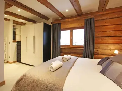 a bedroom with a large bed with towels on it at Holiday Home für 10 Personen in Chaonix-Mont-Blanc- Französische Alpen - Savoyer Alpen by Interhome in Chamonix-Mont-Blanc