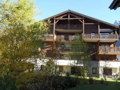 an apartment building with a balcony on the side of it at Appartement 6 pers, proche centre Samoëns, parking inclus - FR-1-815-115 in Samoëns