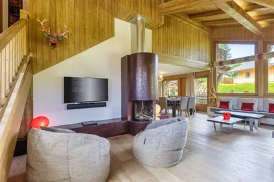 a living room with a fireplace and a tv at Megepi Chalet 5CH Calme Remontee 400m Sauna Fitness in Demi-Quartier