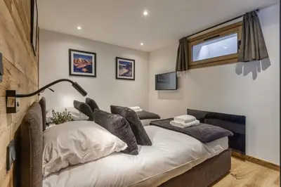 a living room with a couch and a television at Jacaranda 5 - Sublime 6pax - Central - Confort - Parking in Chamonix-Mont-Blanc