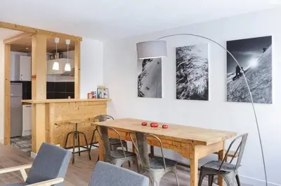 a kitchen and dining room with a table and chairs at Les Choucas Spacieux 2CH Parking Calme Vues 5mn centre in Chamonix-Mont-Blanc