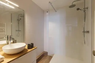 a bathroom with a sink and a glass shower at Les Choucas Spacieux 2CH Parking Calme Vues 5mn centre in Chamonix-Mont-Blanc