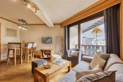 a living room with a couch and a table at La Verte Appart 2CH familial 5mn pistes Vue Parking in Les Houches