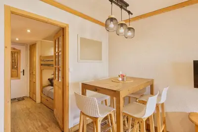 a dining room with a wooden table and chairs at La Verte Appart 2CH familial 5mn pistes Vue Parking in Les Houches
