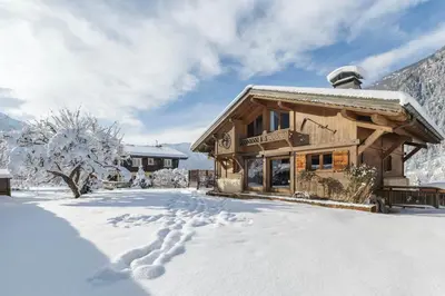 a log cabin with footprints in the snow at Grosse Pierre Chalet 180m2 Cheminee Jacuzzi Vue Taconnaz in Les Houches