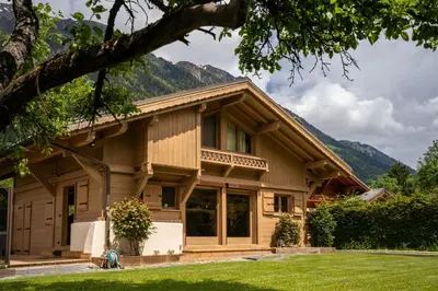 a house with mountains in the background at Grosse Pierre Chalet 180m2 Cheminee Jacuzzi Vue Taconnaz in Les Houches