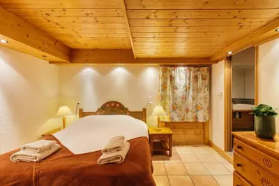 a bedroom with a bed with towels on it at Chavants Apart 3CH Famille Pied Piste Piscine Parking in Les Houches
