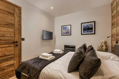 a bedroom with a large bed with two pillows at Ocma 4 Somptueux 6pax Central Parking Confort in Chamonix-Mont-Blanc