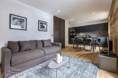 a living room with a couch and a table and a kitchen at Ocma 4 Somptueux 6pax Central Parking Confort in Chamonix-Mont-Blanc