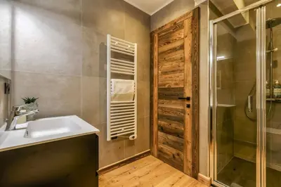 a bathroom with a sink and a shower at Ocma 4 Somptueux 6pax Central Parking Confort in Chamonix-Mont-Blanc