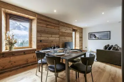 a dining room with a table and chairs at Ocma 4 Somptueux 6pax Central Parking Confort in Chamonix-Mont-Blanc