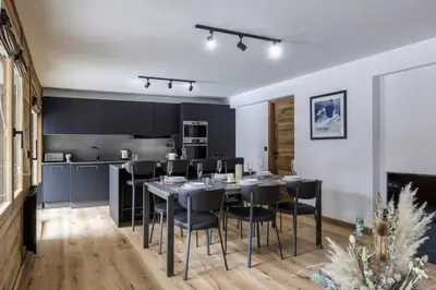 a kitchen and dining room with a table and chairs at Ocma1 Somptueux 6pax Central Parking Confort in Chamonix-Mont-Blanc
