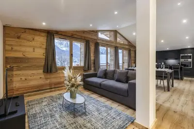 a living room with a couch and a table at Ocma3 Somptueux 6pax VueMtBlanc Central Parking in Chamonix-Mont-Blanc