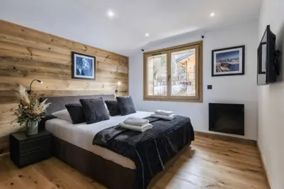 a bedroom with a large bed and a fireplace at Ocma3 Somptueux 6pax VueMtBlanc Central Parking in Chamonix-Mont-Blanc