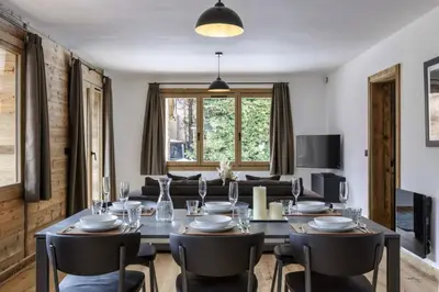 a dining room with a table and chairs at Ocma2 Somptueux 6pax VueMtBlanc Central Parking in Chamonix-Mont-Blanc