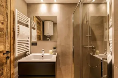 a bathroom with a sink and a shower at Ocma5 Somptueux 6pax Vue MtBlanc Central Parking in Chamonix-Mont-Blanc