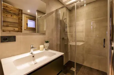 a bathroom with a sink and a shower at Ocma5 Somptueux 6pax Vue MtBlanc Central Parking in Chamonix-Mont-Blanc