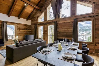 a dining room with a table and chairs at Ocma5 Somptueux 6pax Vue MtBlanc Central Parking in Chamonix-Mont-Blanc