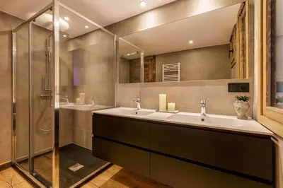 a bathroom with two sinks and a shower at Ocma5 Somptueux 6pax Vue MtBlanc Central Parking in Chamonix-Mont-Blanc