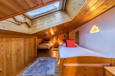 a bedroom with a bed and a skylight at Verny Appart 2CH Familiale Pied Pistes Piscine Vue in Les Houches