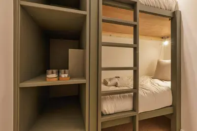 a bunk room with a bed and a bunk at Bios Moderne 3CH Vue Mt Blanc Aiguilles 3mn Brevent in Chamonix-Mont-Blanc
