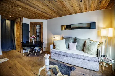 a living room with a couch and a table at Alpine Mood - Proche des pistes et Centre ville in Megève