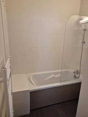a bathroom with a bath tub with a glass shower at Pied des pistes, piscine, jacuzzi in Flaine