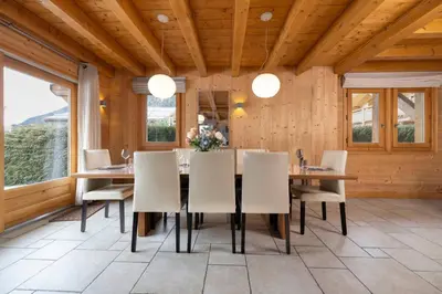 a dining room with a table and chairs at Folettes Chalet 4CH Jardin Vue Cheminee Jacuzzi in Chamonix-Mont-Blanc
