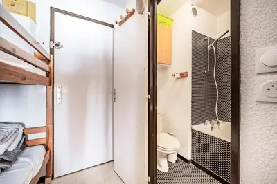 a small bathroom with a toilet and a shower at Appartement au pied des pistes - Vue imprenable in Samoëns