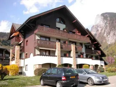 two cars parked in front of a building at Appartement T2 central avec balcon et casier à skis - FR-1-629-154 in Samoëns