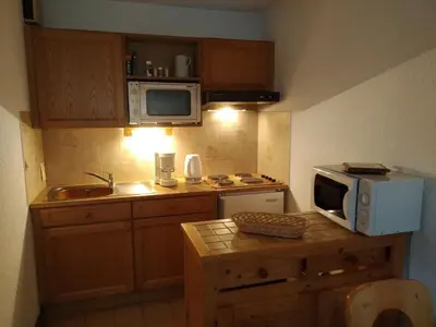 a small kitchen with a microwave and a sink at Charmant Appartement au Centre, Animaux Admis, 4 pers. - FR-1-836-64 in Arâches-la-Frasse