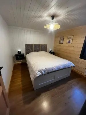 a bedroom with a bed in a room at Appartement chaleureux et proche de station de ski in Sallanches