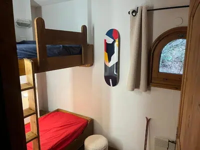 a room with a bunk bed and a skateboard on the wall at Bel appartement avec vue exceptionnelle in Chamonix-Mont-Blanc