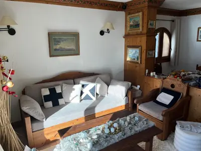a bedroom with a bed and a couch at Bel appartement avec vue exceptionnelle in Chamonix-Mont-Blanc