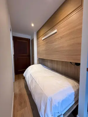 a bedroom with a bed with a wooden headboard at Appt 4 pers Chamonix in Chamonix-Mont-Blanc