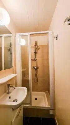 a bathroom with a shower and a sink at Résidence Aldebaran - Appartement spacieux avec casier à ski · Ski aux pieds · Balcon MAE-4994 in Magland