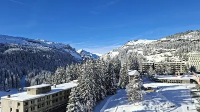 a view of a resort with snow covered trees and mountains at Résidence Aldebaran - Appartement spacieux · Départ et retour ski aux pieds · Balcon · Casier à ski MAE-5004 in Magland
