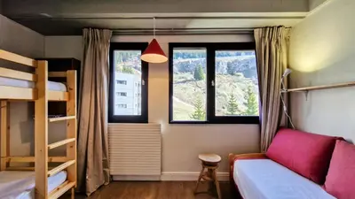 a bedroom with a bed and two bunk beds at Résidence Aldebaran - Appartement spacieux · Départ et retour ski aux pieds · Balcon · Casier à ski MAE-5004 in Magland