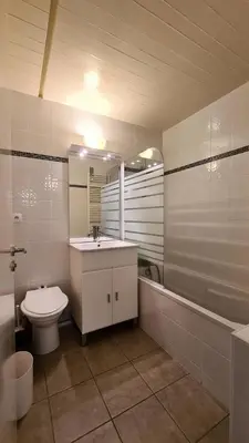 a bathroom with a toilet and a sink and a mirror at Résidence Aldebaran - Appartement spacieux · Départ et retour ski aux pieds · Balcon MAE-5024 in Magland