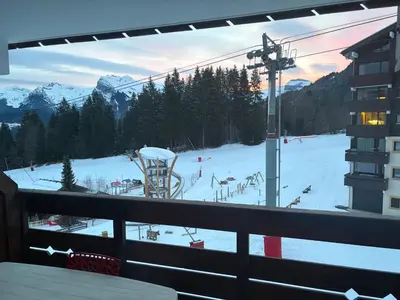 a view of a ski slope from a balcony at Gélinotte 23 - Station de ski à pied in Morillon