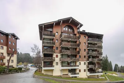 a building with balconies on the side of a street at Gélinotte 23 - Station de ski à pied in Morillon