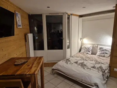 a bedroom with a bed and a wooden table at Chez l'Alpiniste - Chamonix Center in Chamonix-Mont-Blanc