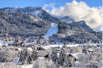 a village in the snow with a lake and mountains at Appartement standing 3 chambres, Luxury 3-bedroom apartment 75m2 in Arâches-la-Frasse