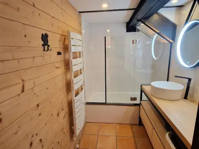 a bathroom with a sink and a shower at Bel-Achat Vue MontBlanc in Chamonix-Mont-Blanc