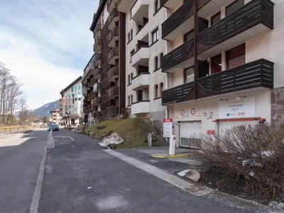 an empty street next to an apartment building at Vue montagne parking privé balcon in Chamonix-Mont-Blanc